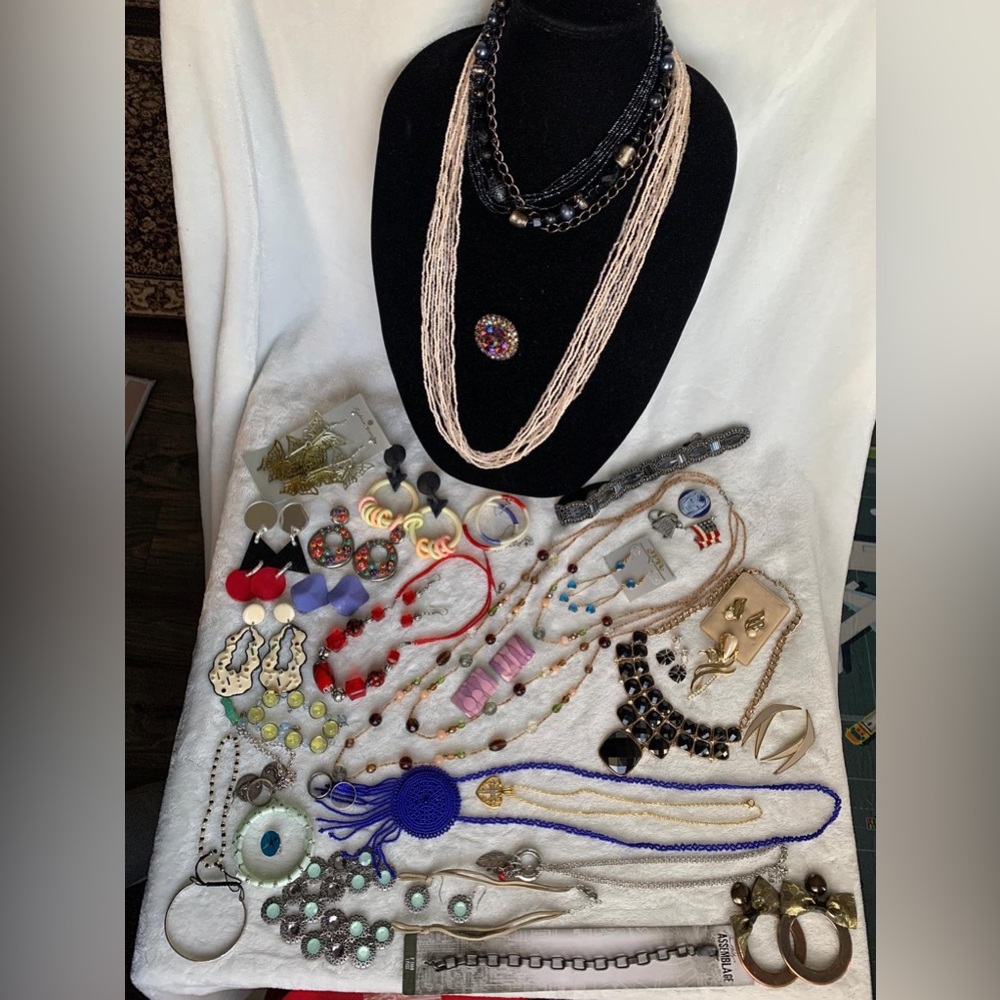Large Vintage Costume Jewelry Lot 20+ Pieces Necklaces Earrings Bracelets Bundle